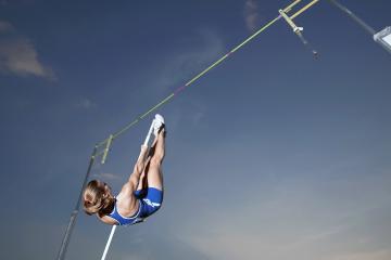 开云平台-绝境锋刃，爱德华兹撕破骑士铁幕，老鹰于至暗时刻淬火重生