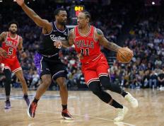 开云官方app入口-马刺主场击败小牛，德罗赞砍下全队最高得分