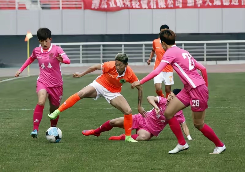 开云体育官网-女足比赛中中国选手向对手发起猛烈冲击
