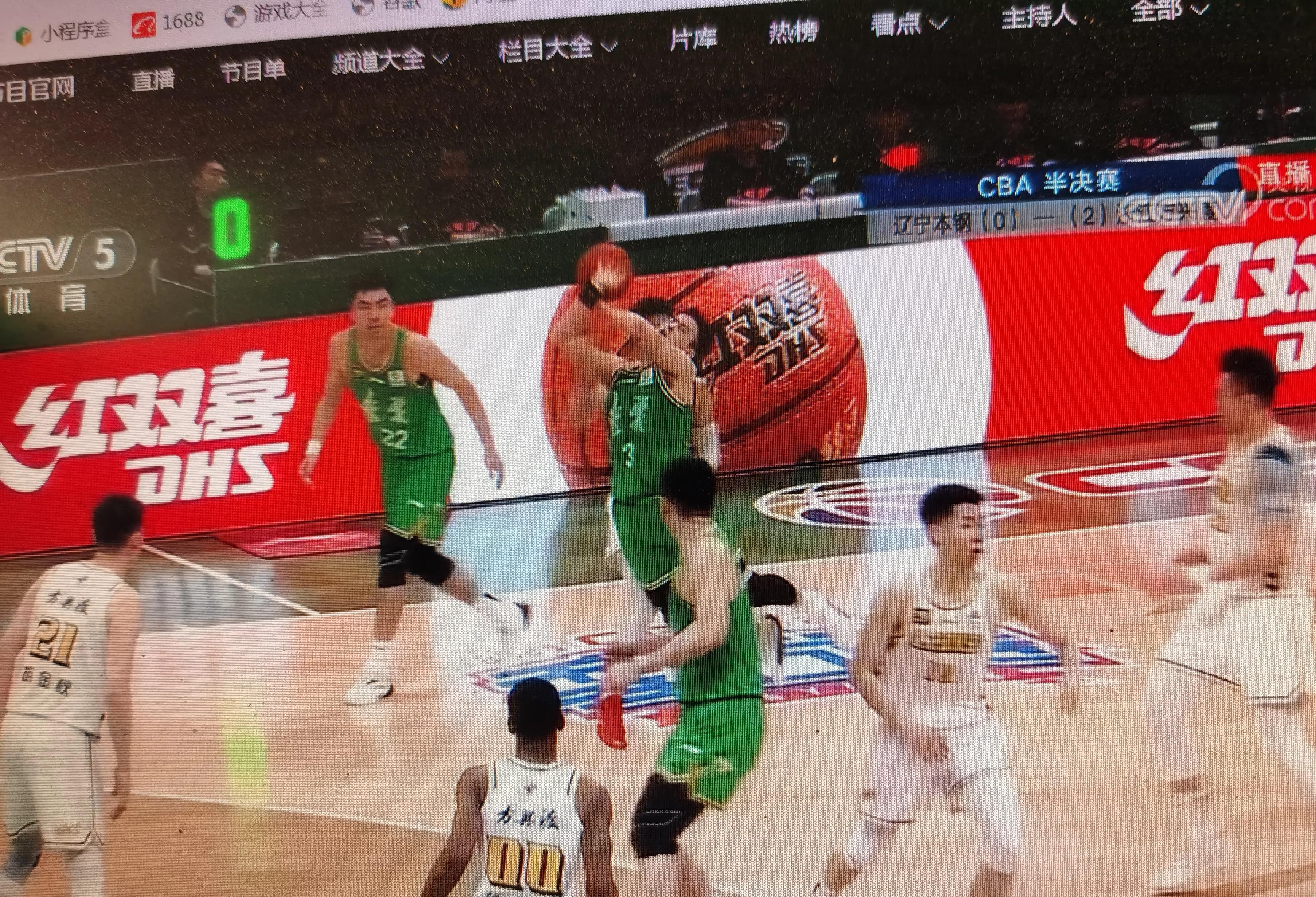 开云下载-北极洲男篮争夺赛场热火朝天，局势动人心弦