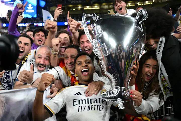 开云体育下载-球迷谈论热议，球员转会传闻不断