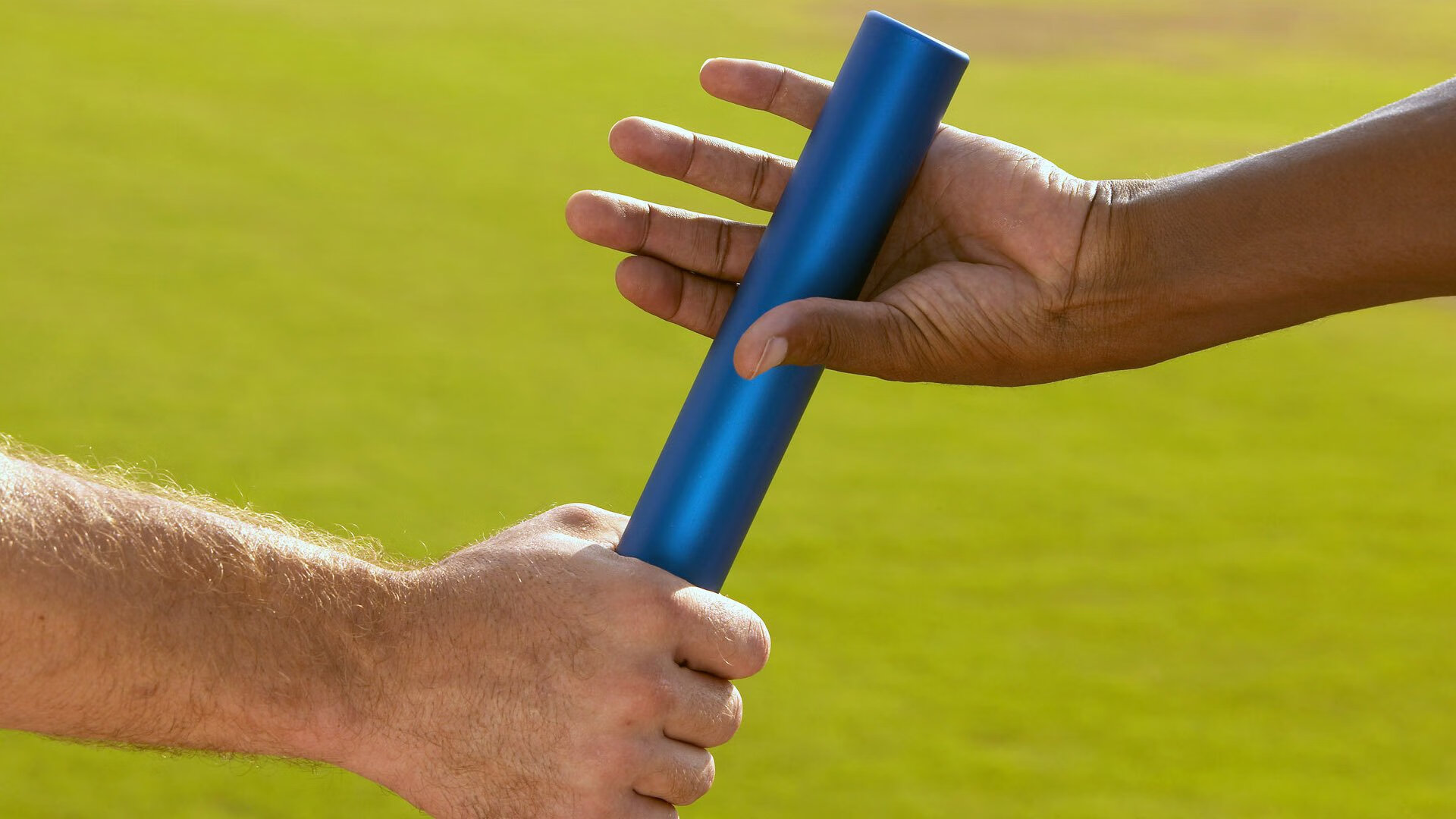 开云官网-绝杀与统治，红牛二队最后弯角突袭迈凯伦，勒克莱尔以完美驾驶书写唯一篇章